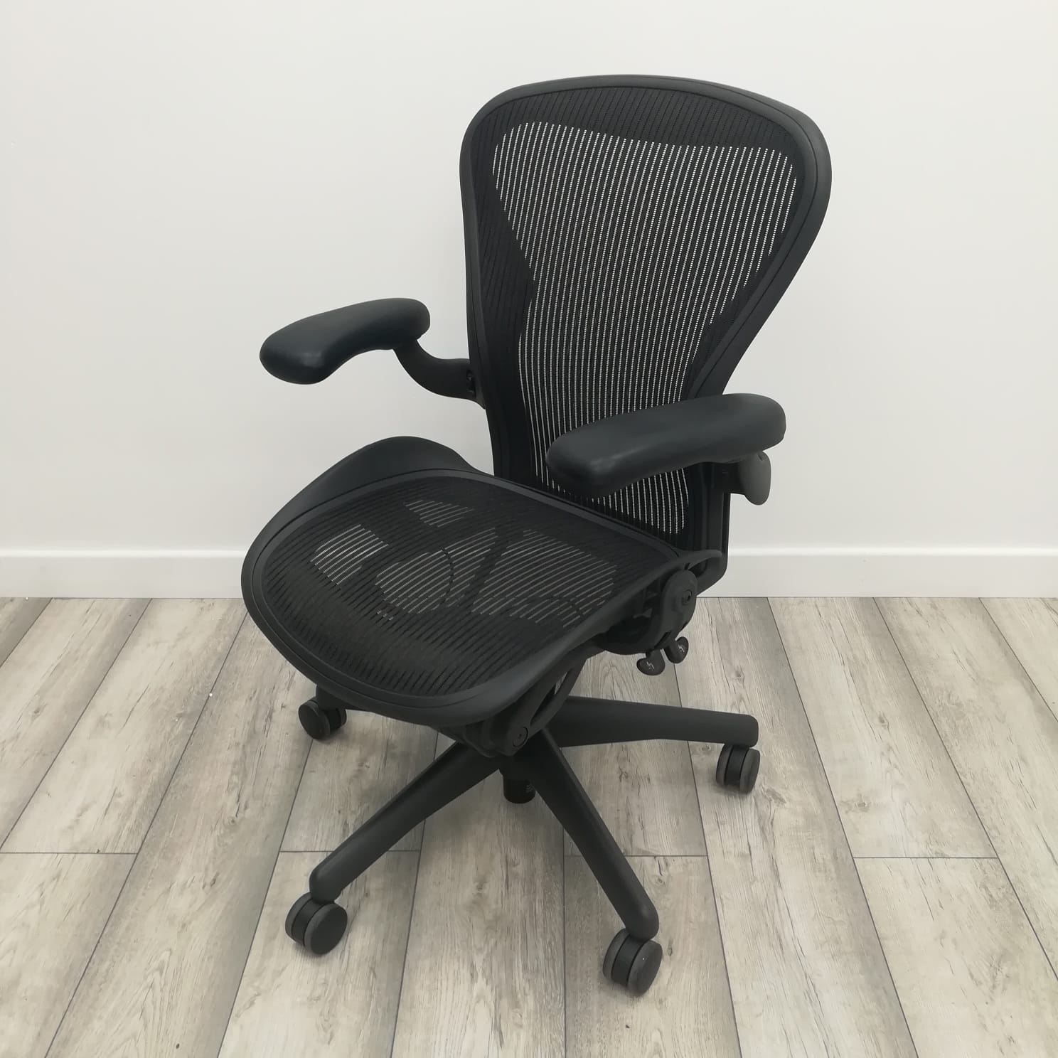 UsedHerman Miller Aeron Operator Chair, Size B, Ergonomic, Lumbar Support,  Graphite Mesh For Sale | Used Aeron Chairs